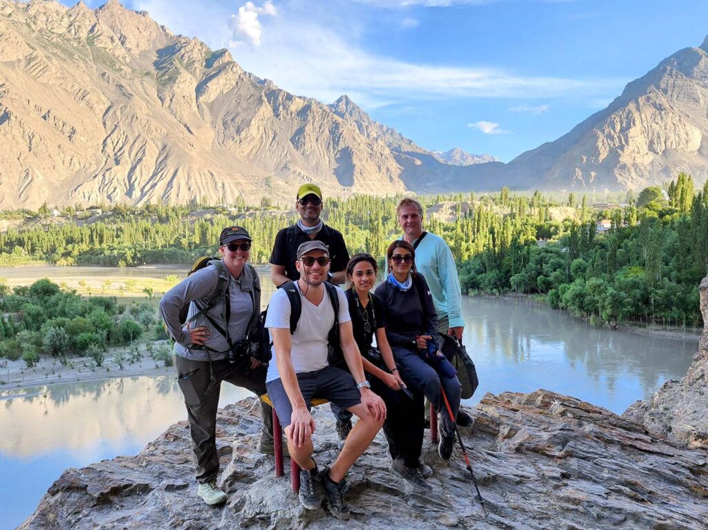 سياح أ جانب في سكردو. Umer Latif تصوير: