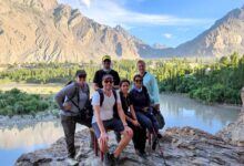 سياح أ جانب في سكردو. Umer Latif تصوير: