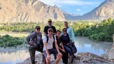 سياح أ جانب في سكردو. Umer Latif تصوير: