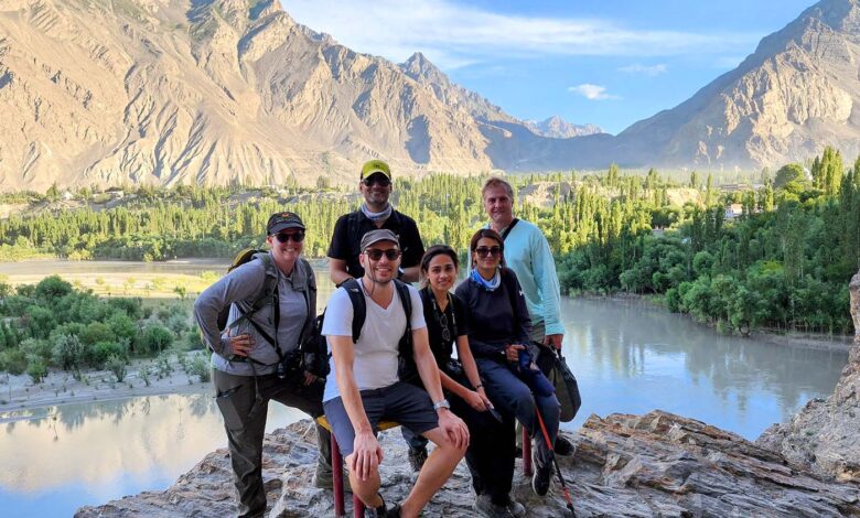 سياح أ جانب في سكردو. Umer Latif تصوير: